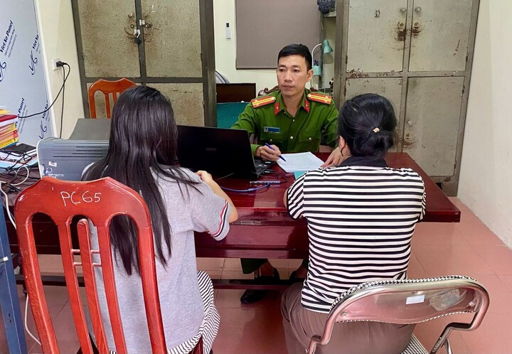 Công an xã Bố Hạ làm việc với cháu P.Đ.T.H.