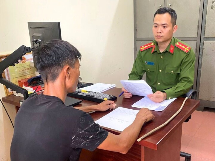 Công an xã Bố Hạ làm việc với anh P.V.V.