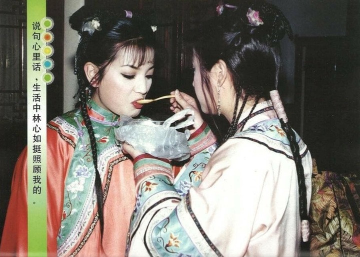 Với phong cách làm việc chuyên nghiệp và hy sinh cho vai diễn, Triệu Vy được các bạn diễn thương yêu và chăm chút.