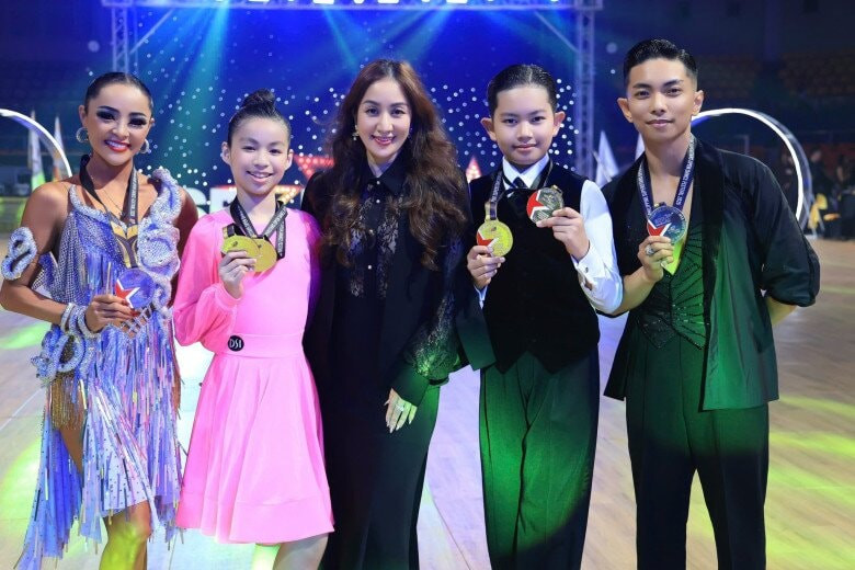 Gia đình Khánh Thi - Phan Hiển cùng con trai nhận giải thưởng dancesport quốc tế.