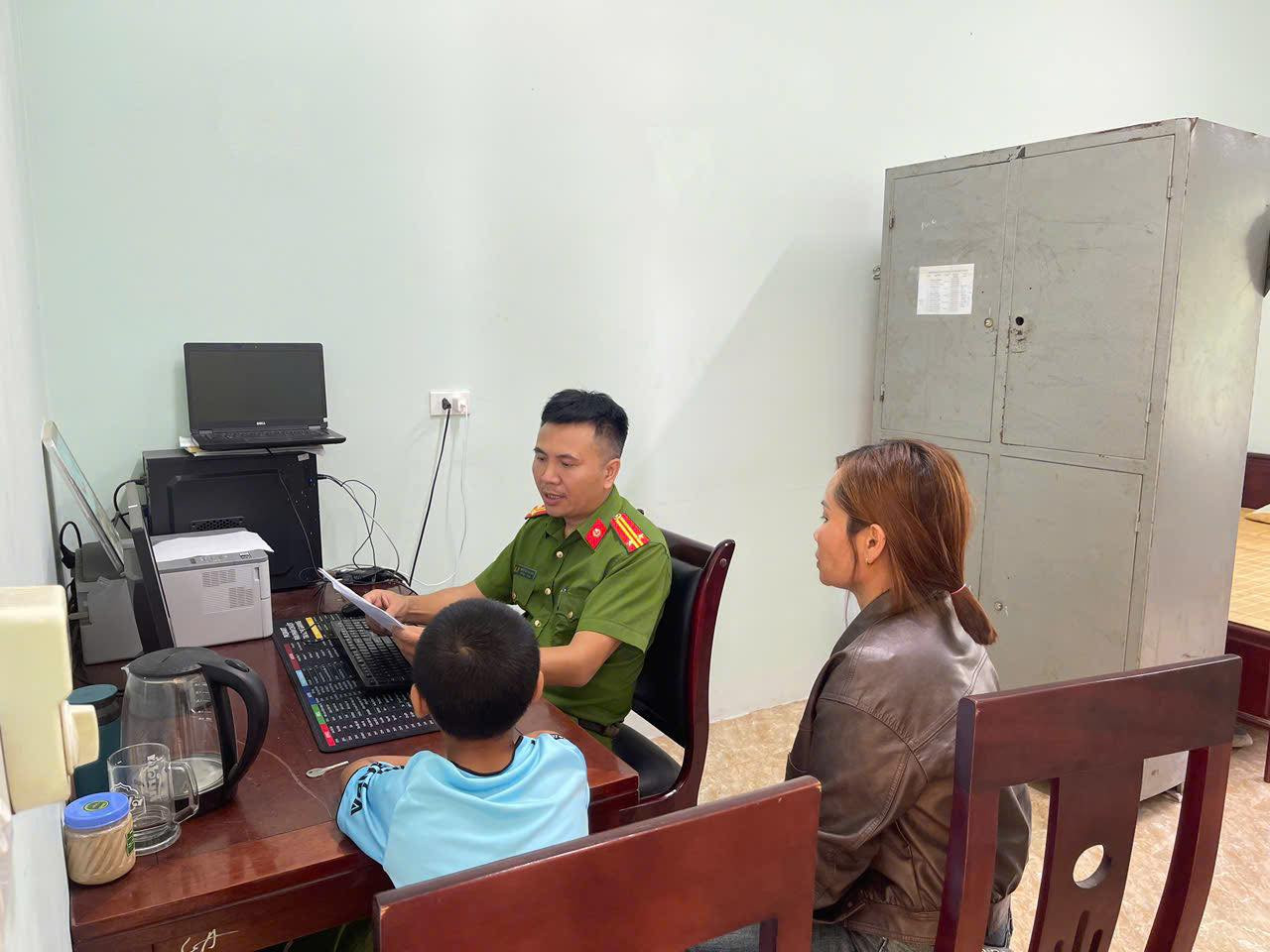 Hoàn cảnh éo le của bé trai nghi bị mẹ kế bạo hành nhiều lần ở Nghệ An- Ảnh 1.