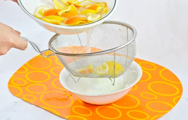 Ngâm ít nhất trong 10 phút rồi chắt lấy nước, cho vào bình phun sương