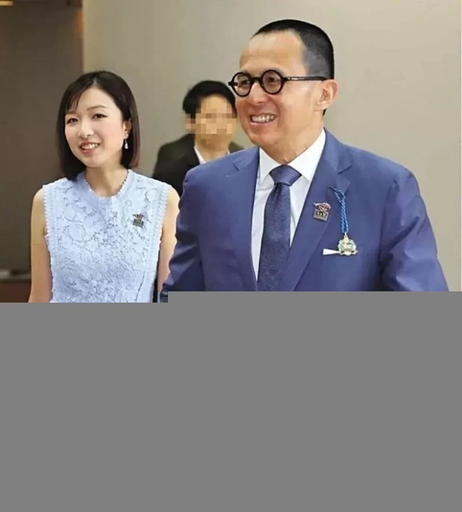 Người đẹp lai làm tình nhân của ông chú hơn 22 tuổi có 166 nghìn tỷ, ngày bỏ nhau 3 con trai không được 1 xu插图6 Người đẹp lai làm tình nhân của ông chú hơn 22 tuổi có 166 nghìn tỷ, ngày bỏ nhau 3 con trai không được 1 xu插图6