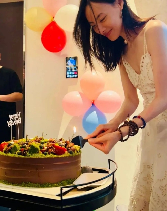 Người đẹp lai làm tình nhân của ông chú hơn 22 tuổi có 166 nghìn tỷ, ngày bỏ nhau 3 con trai không được 1 xu插图10 Người đẹp lai làm tình nhân của ông chú hơn 22 tuổi có 166 nghìn tỷ, ngày bỏ nhau 3 con trai không được 1 xu插图10