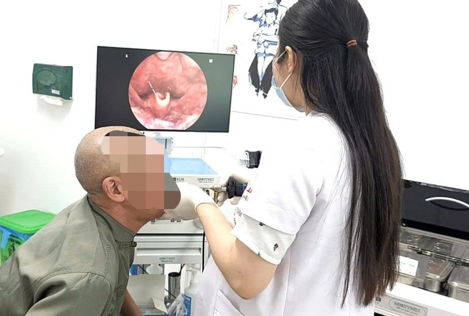 Người đàn ông bít tắc đường thở vì thích nhai đá cho mát插图 z7827573314823_40ed46098bd2b11942715fa640e2b40f.jpg