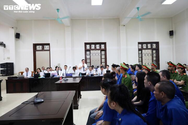 Các luật sư nêu quan điểm bào chữa cho các bị cáo.