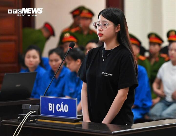 Bị cáo Triệu Nguyễn Hoài Thương (bạn gái của Bùi Đình Khánh) tại tòa.