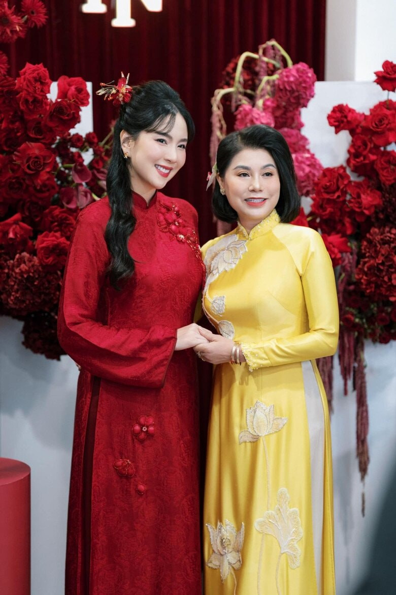 Mẹ MC Mai Ngọc tại lễ cưới của con gái