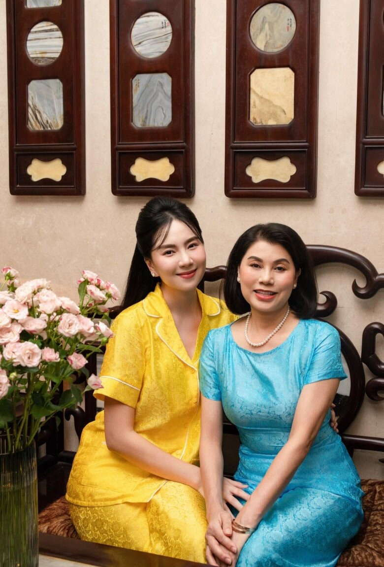 Khí chất quý phái của mẹ MC Mai Ngọc