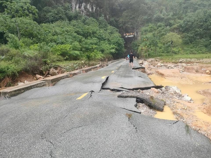 Mưa lũ khiến đường tại khu vực Ngườm Bang, xã Lý Quốc hư hỏng nặng. (Ảnh: Báo Cao Bằng).