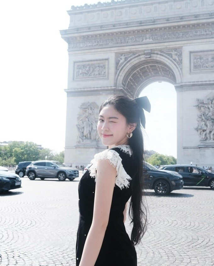 Lọ Lem đẹp ngọt ngào như một nàng thơ.