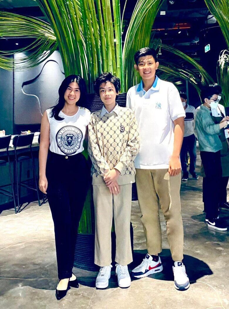 Diễn viên Kim Thư cùng 2 con trai.