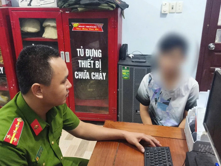 Công an làm việc với nam sinh lớp 11.