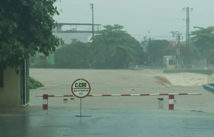 Mưa lớn kéo dài khiến nước tại các ngầm tràn chảy xiết, chính quyền địa phương phải tạm cấm người và phương tiện qua lại để đảm bảo an toàn.
