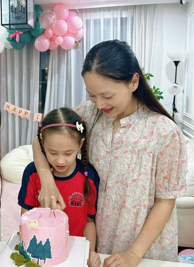Diễn viên Lan Phương cắt bánh sinh nhật cùng con gái Lina Linh trong không gian gia đình ấm cúng.