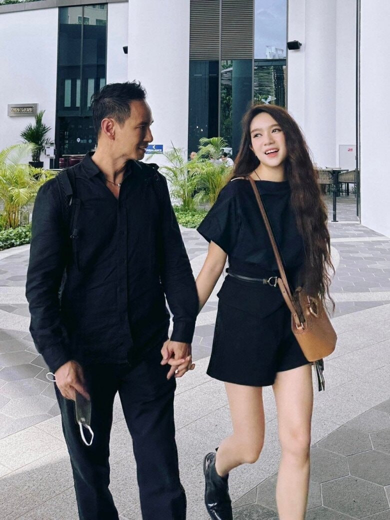 Hành trình từ cậu bé bán hàng rong đến đạo diễn trăm tỷ của Lý Hải插图4 Người vợ giỏi giang kém 17 tuổi luôn đồng hành cùng Lý Hải.