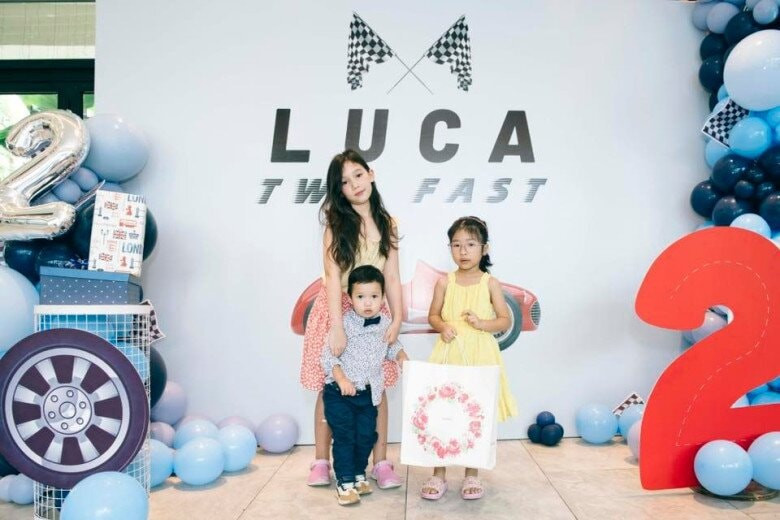Siêu mẫu Hà Anh tổ chức sinh nhật cho con trai và tiết lộ truyền thống nghệ thuật gia đình插图4 Myla ngày càng ra dáng chị cả khi chăm em.