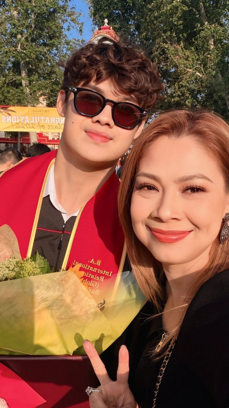 Ca sĩ Thanh Thảo chúc mừng con trai Hiền Mai tốt nghiệp.