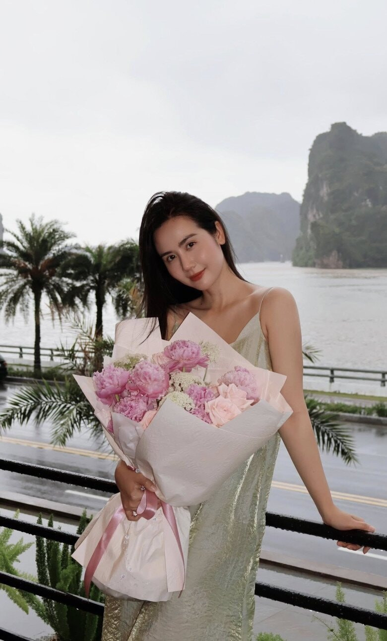 Diễn viên Huyền Lizzie tại khu vực Hạ Long.