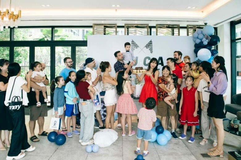 Siêu mẫu Hà Anh tổ chức sinh nhật cho con trai và tiết lộ truyền thống nghệ thuật gia đình插图1 Hà Anh trang trí bữa tiệc tông xanh - trắng - đen có phần mạnh mẽ dành cho con trai.