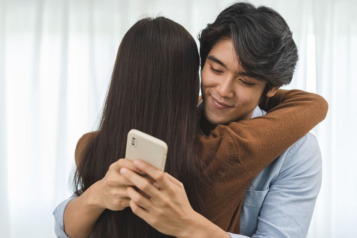 Yêu chiều vợ con hết mực nhưng vẫn ngoại tình: Đàn ông thường lộ rõ qua 5 dấu hiệu này插图 ngoai-tinh-noi-cong-so-1779099088.jpeg