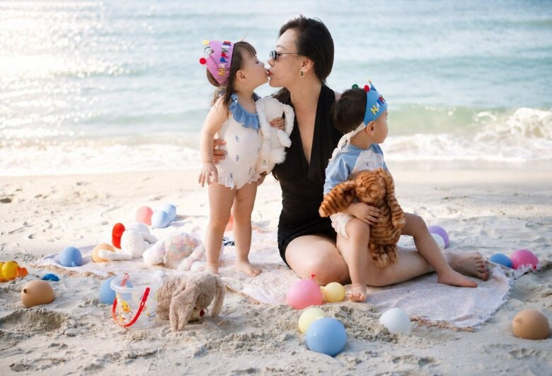 Phuong Oanh đưa 2 con đi biển nhân dịp sinh nhật của các nhóc tì.