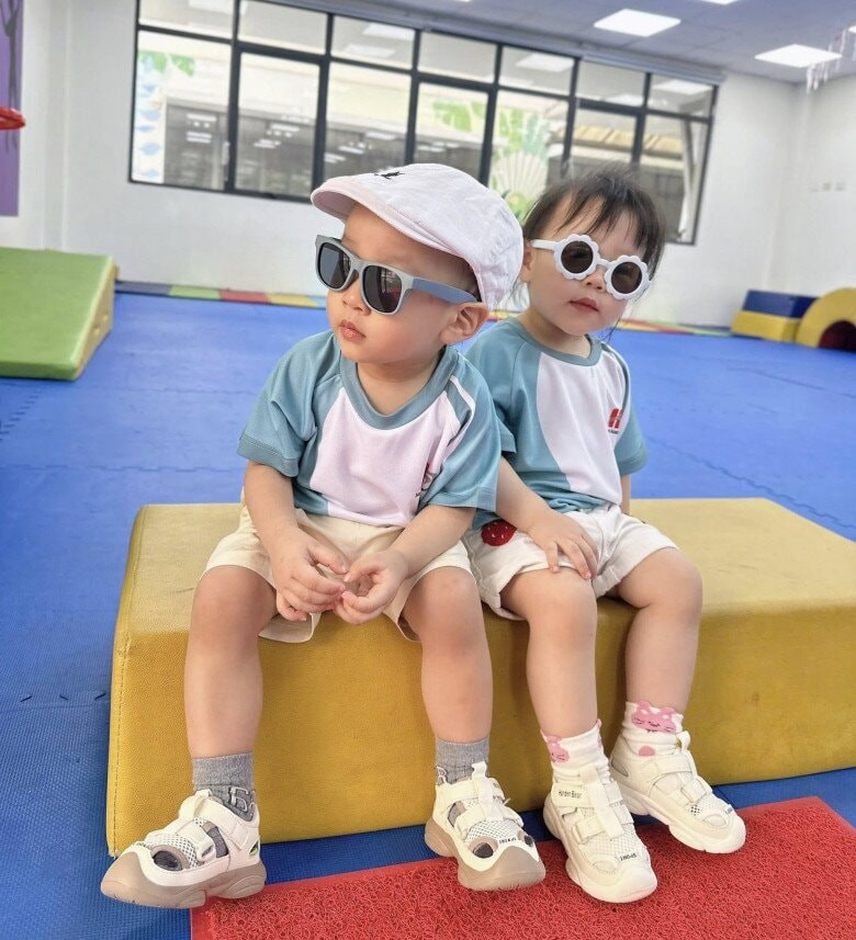 Nữ diễn viên cho cặp song sinh đi học mẫu giáo sớm để rèn luyện tính cách, kỹ năng sống.