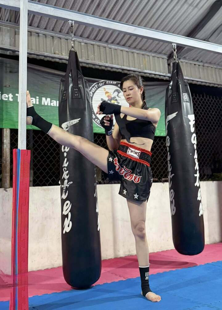 Ngoài ra, Lưu Huyền Trang còn là “tín đồ” của Muay Thái và gắn bó với bộ môn này suốt nhiều năm. Chính vì vậy, khi xem những cảnh Mai Ly bị đánh trên phim, không ít khán giả đã hài hước “bức xúc” thay nữ diễn viên, liên tục để lại bình luận kiểu: “Ủa tập Muay mà sao không tung chỏ?” hay đòi “đến xử hộ” một cách hài hước.