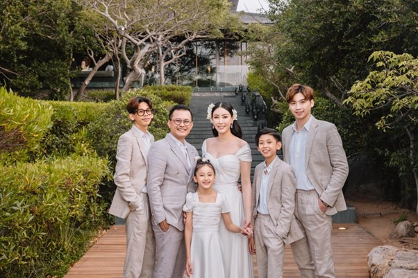 Hoa hậu Hà Kiều Anh khoe nhan sắc ngọt ngào đón tuổi 50插图2 Hoa hậu Hà Kiều Anh khoe nhan sắc ngọt ngào đón tuổi 50 - Ảnh 5.