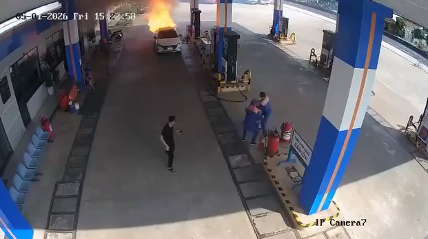Cháy ô tô tại cây xăng, 2 người tử vong: Trong xe có hàng chục khối pin 24V插图 Khoảnh khắc ô tô bốc cháy.