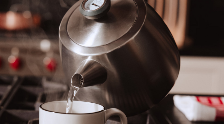 Vệ sinh ấm định kỳ không chỉ giúp đảm bảo hương vị đồ uống, mà còn tăng tuổi thọ vật dụng. (Ảnh: Mirror)
