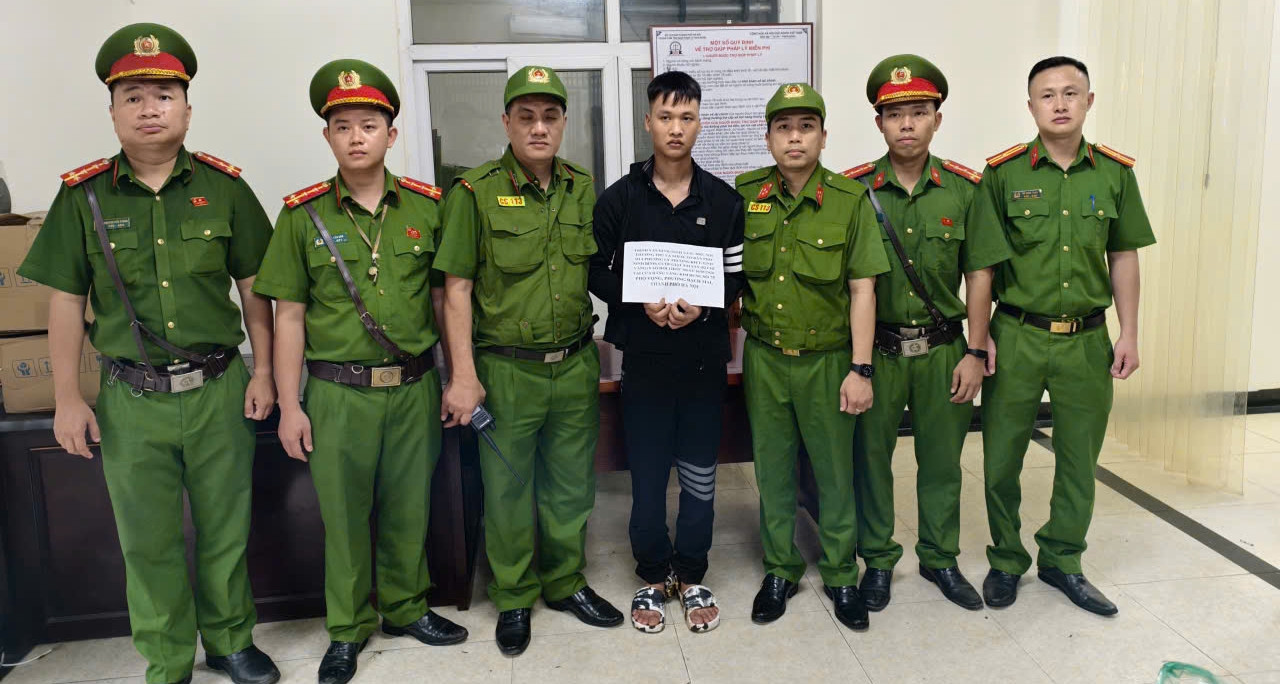 Nhóm thanh niên cầm hung khí lạng lách, ném vỏ chai, xịt hơi cay vào cảnh sát插图1