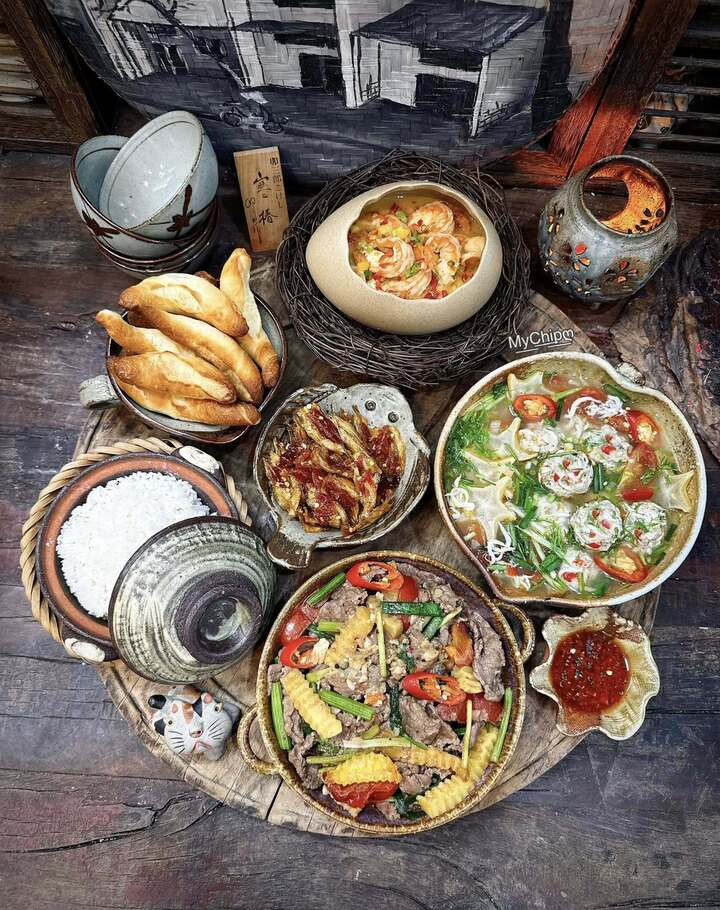 Hôm nay có canh chua cá ngần, khoai tây xào thịt bò, tôm sốt trứng muối, cá mai sốt thái.