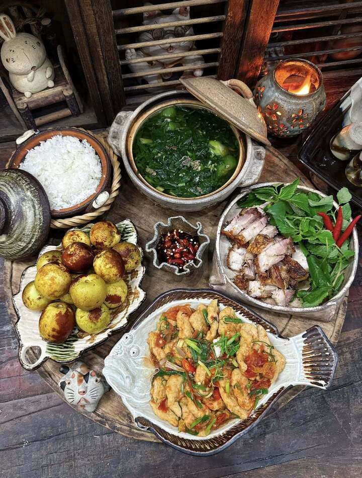 Thực đơn gồm món chả cá sốt cà chua, thịt quay, canh cua, hồng táo tráng miệng.