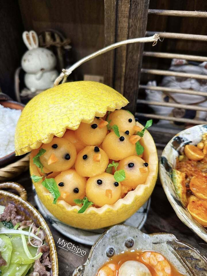Dưa vàng tráng miệng được decor như đàn gà con đáng yêu.