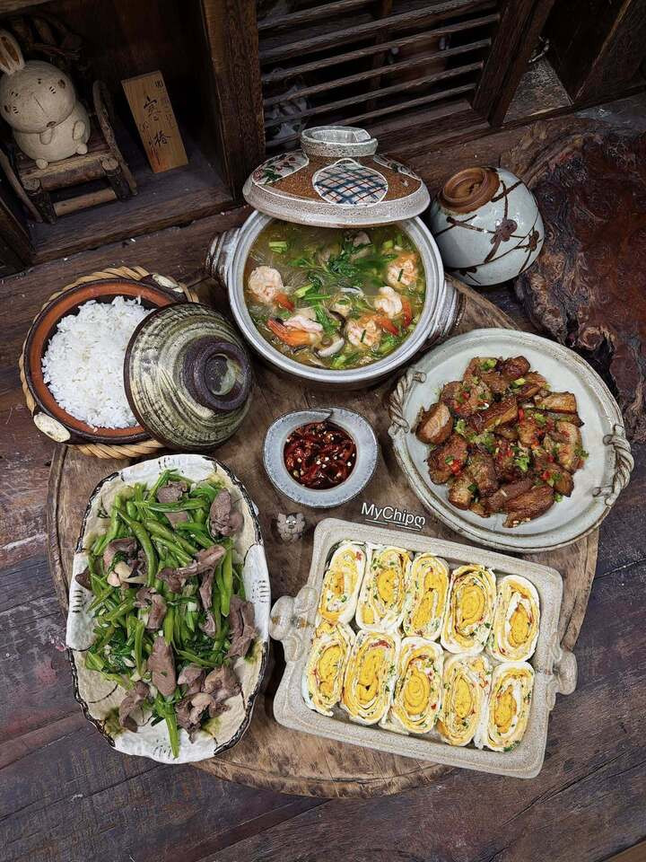 Bữa ăn này có miến nấu tôm, đỗ xào tim, thit rang cháy cạnh, trứng rán.