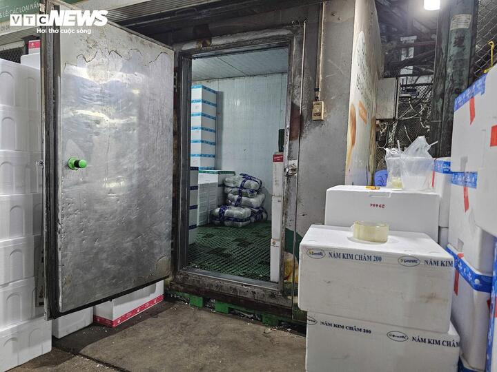 Kho lạnh bảo quản nấm tại một cơ sở ở chợ đầu mối.