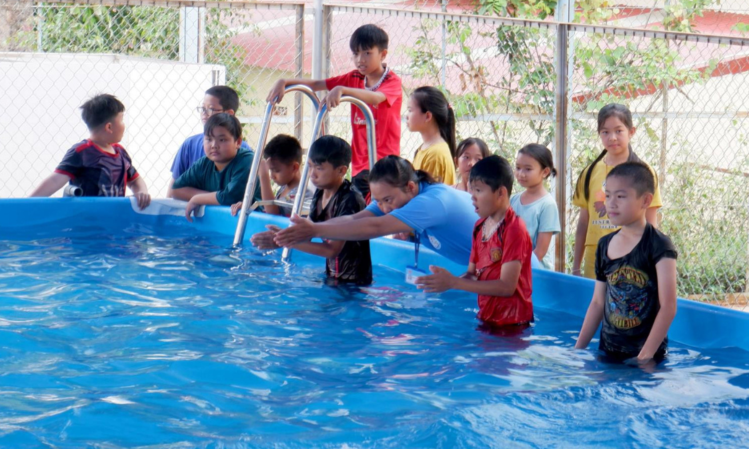Học sinh Trường THCS Phan Đình Phùng (tỉnh Lâm Đồng) được dạy bơi tại trường. (Ảnh: Báo Lâm Đồng)