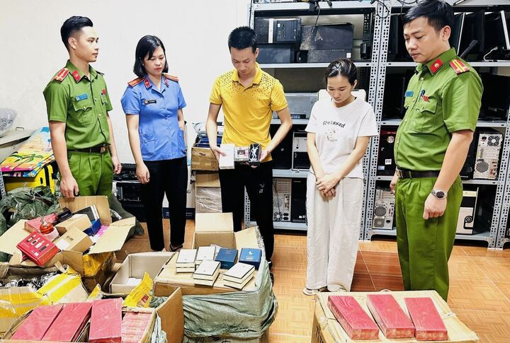 Các loại nước hoa giả bị thu giữ tại cơ quan công an. (Ảnh: Công an Thanh Hóa)