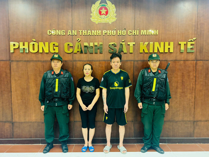 Vũ Thị Ngọc Anh và Nguyễn Duy Tấn tại cơ quan điều tra. (Ảnh Công an cung cấp)