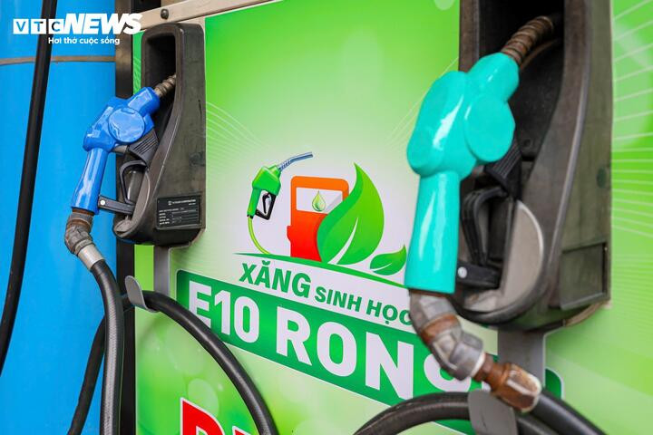 Giá xăng E10 hiện bán rẻ hơn xăng khoáng. (Ảnh minh họa: Minh Đức).