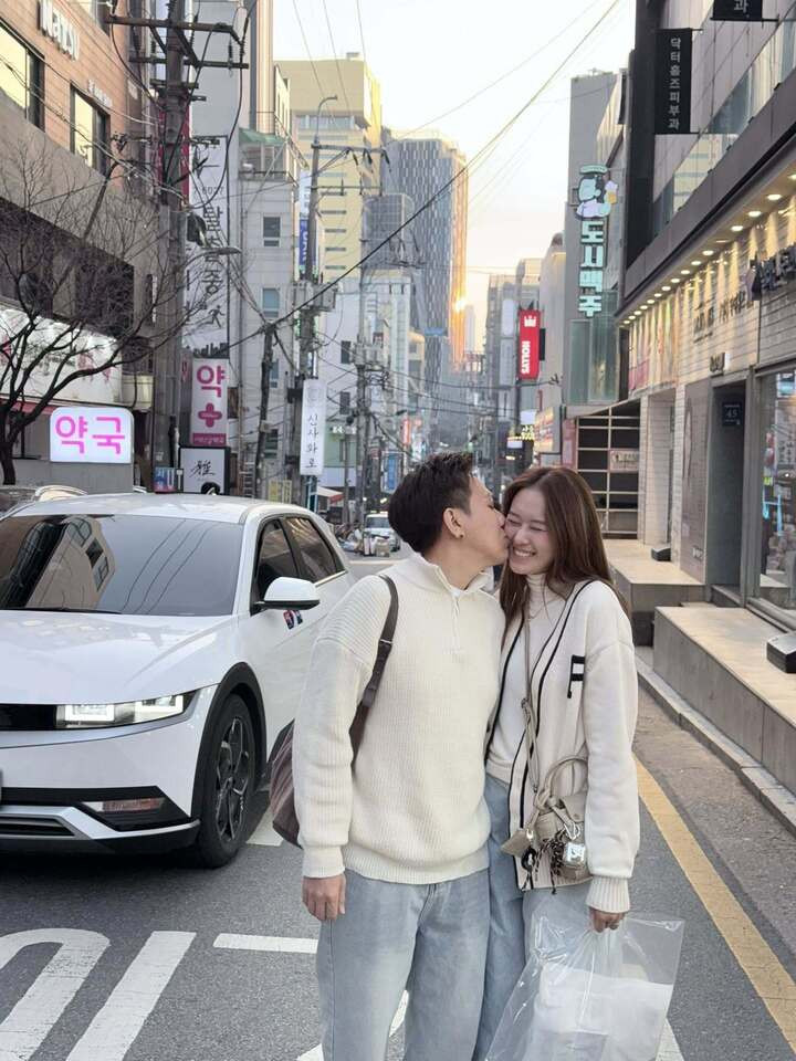Cả hai thường xuyên chia sẻ những khoảnh khắc ngọt ngào và đồng hành cùng nhau trong công việc.