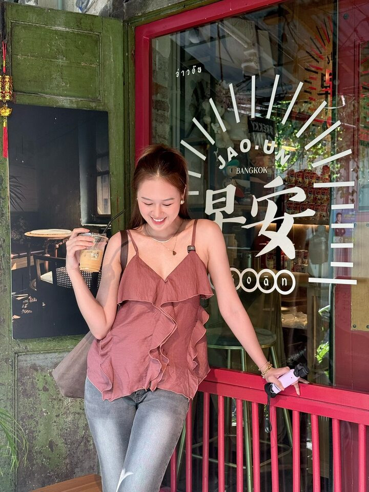 Không cần mặc đồ hiệu, nữ diễn viên vẫn tạo được ấn tượng bởi nhan sắc ngọt ngào.