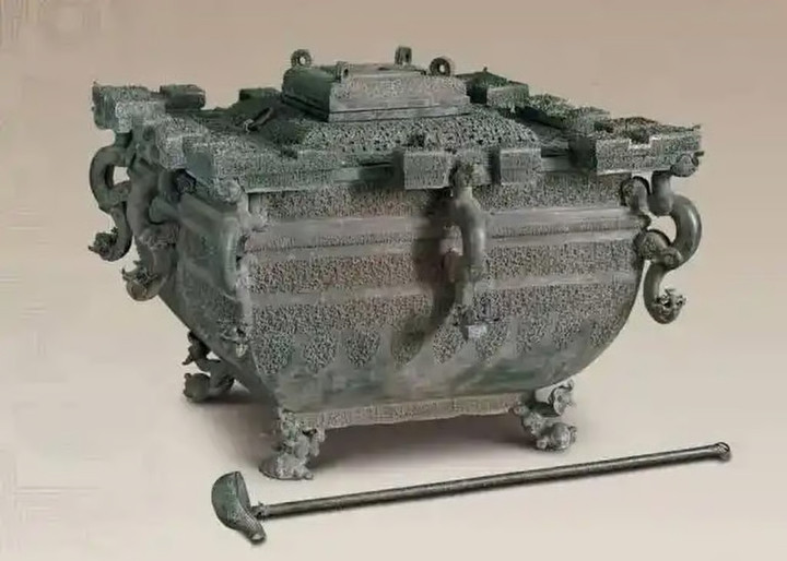 Việc chế tạo tủ lạnh (hình trên) giúp đối phó với cái nóng mùa hè. (Ảnh: Baidu)