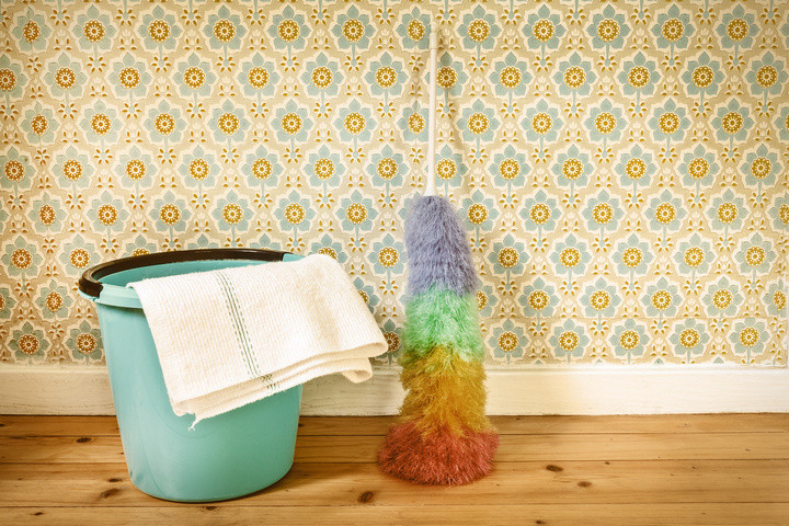 Nhiều loại giấy dán tường đẹp nhưng dễ bám bụi, bẩn. (Ảnh: HomeClean)