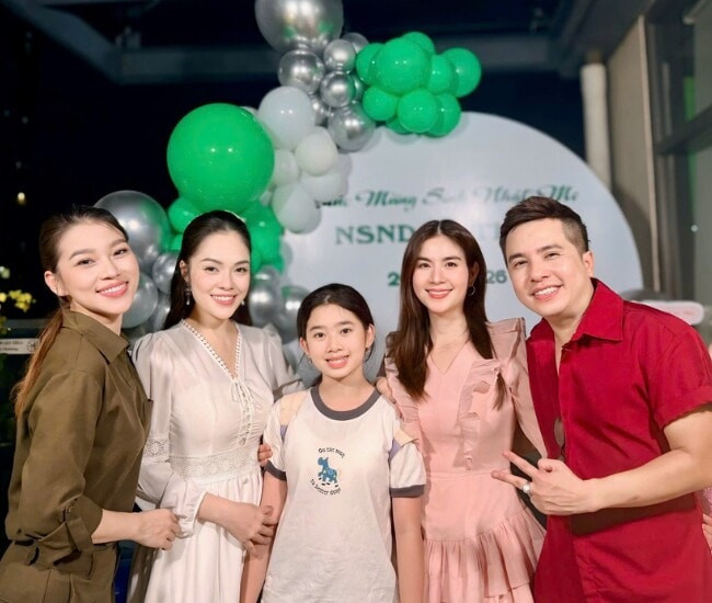 Lavie xuất hiện cùng dàn nghệ sĩ tại tiệc sinh nhật NSND Lệ Thủy.