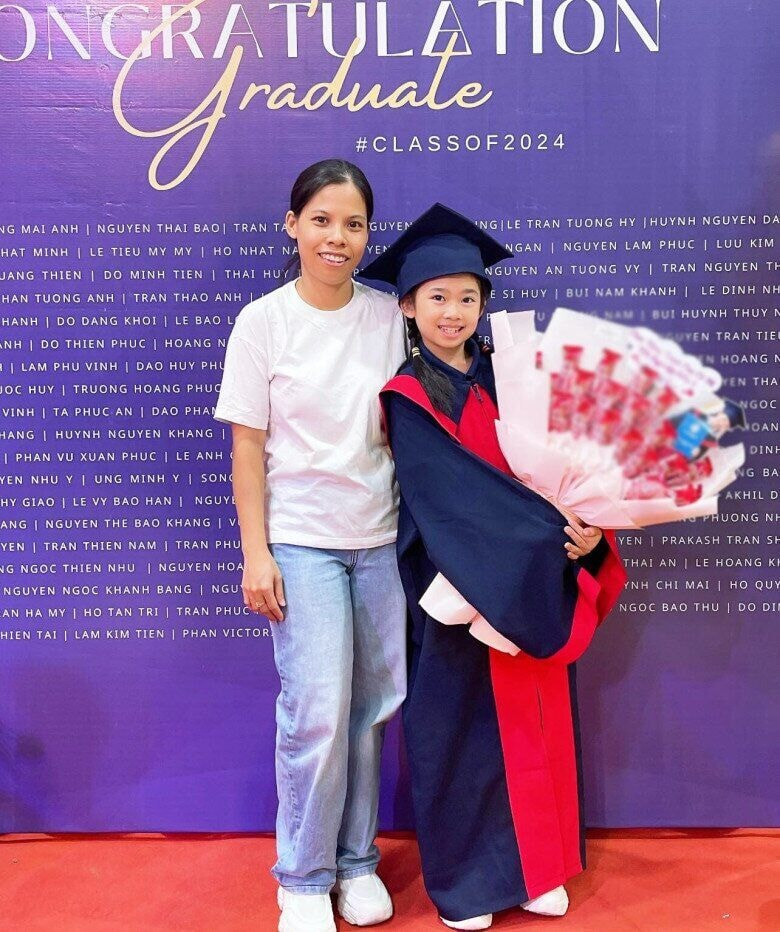 Lavie trong vòng tay chăm sóc của bảo mẫu.