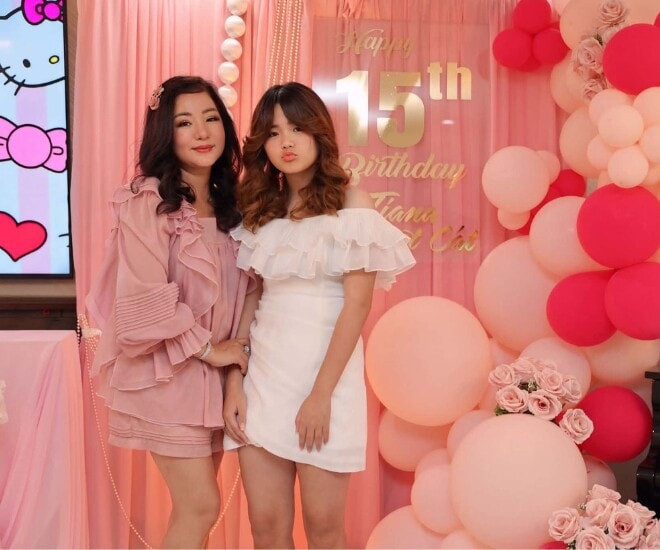 Nghệ sĩ Thúy Nga chia sẻ hình ảnh đón con gái duy nhất đón sinh nhật 15 tuổi ở Mỹ.