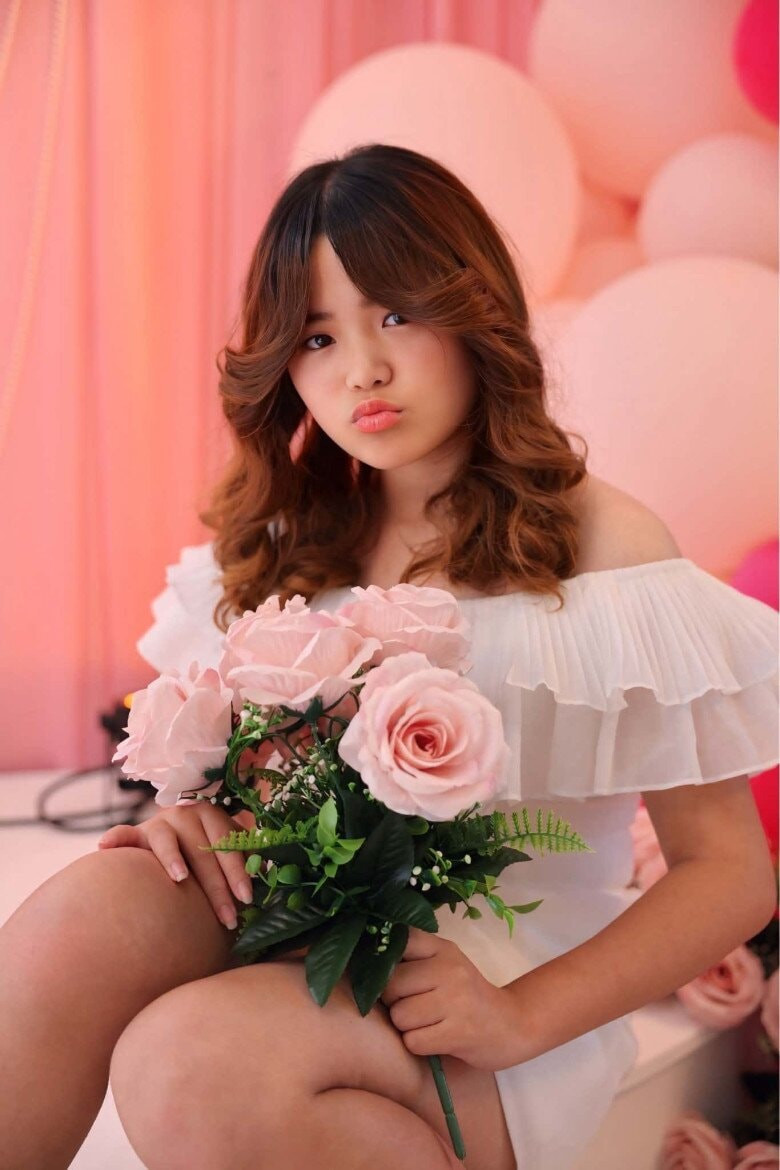 Thúy Nga cho biết con gái không chụp hình vì ngại ngùng, đang niềng răng.