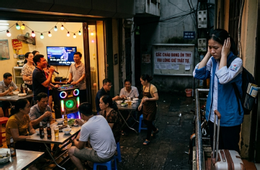 Hàng xóm hát karaoke rất ảnh hưởng việc học của con tôi. (Ảnh minh họa: AI)